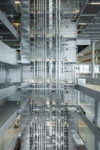 "Lichthof" wird der offen zugängliche Bereich im Axel-Springer-Neubau genannt, der eine Installationswand aus Rohrleitungen sichtbar macht. Sie gibt Betrachtern einen ästhetischen Einblick in die spannende Welt der Gebäudetechnik.