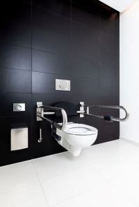 In Schwarz-Weiß präsentieren sich auch die barrierefreien Sanitärräume: Das spülrandlose WC der Serie Geberit Renova Comfort zeichnet sich durch eine größere Ausladung und bequem erreichbare Sitzhöhe aus. Kombiniert wird sie hier mit der mattchrom-lackierten Betätigungsplatte Geberit Sigma10.