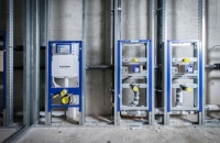 Das Vorwand-Installationssystem Geberit Duofix macht die Montage von WCs, Urinalen und Waschtischen einfach, schnell und sicher. Beim Bau des neuen Bürogebäudes von Axel Springer in Berlin profitierten die Installateure von diesen Vorteilen.  