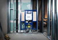 Hier entsteht ein barrierefreies WC: Das passende Geberit Duofix Element garantiert eine schnelle und passgenaue Installation. Neben dem Vorwandelement sind auch die Versorgungs- und Abwasserleitungen vom selben Hersteller – Technik aus einer Hand.