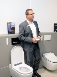 Die Besucher konnten sich am Tag des Bades bei Geberit zudem über die Vorzüge der Dusch-WCs Geberit AquaClean informieren. Zahlreiche Besucher ergriffen die Gelegenheit und testeten eines der Modelle im Selbstversuch.<br />Bilder: Geberit