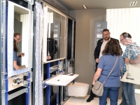 Ein Highlight in Ratingen war das neue Badkonzept Geberit ONE. Dieses verlegt alle Elemente, die vor der Wand nicht zwingend benötigt werden – wie etwa Siphon und Befestigungen – in die Vorwand. 
