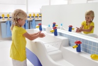 Die Waschlandschaft für Kinder Geberit Bambini bietet nicht nur vielfältige Möglichkeiten für die Beschäftigung mit Wasser, sondern ist dank der KeraTect Spezialglasur, kindgerechten, berührungslosen Armaturen und weiteren Details auch noch besonders hygienisch.<br />Bilder: Geberit