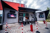 Anschaulich und einprägsam inszeniert: Auf der Geberit Brandschutzveranstaltung wird das Brandverhalten einer DIBt-gerechten Nullabstands-Installation im Schacht simuliert.
