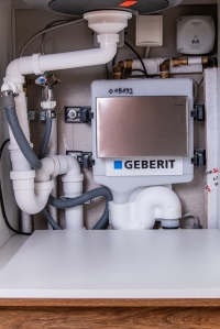 Die Geberit Hygienespülung ist versteckt unter der Küchenspüle eingebaut. Strategisch geschickt platziert erneuert sie bei einer Spülauslösung das gesamte Trinkwasserleitungsnetz eines Ferienhauses. 