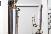 Ein Volumensensor misst die Wassermenge, die innerhalb eines Bungalows durch die Leitung gespült wird und prüft, ob und mit welcher Wassermenge ergänzend gespült werden muss. 