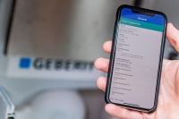 Anhand der Seriennummer werden in der Geberit SetApp alle Infomationen und Einstellungen einer Hygienespülung übersichtlich gelistet: beispielsweise Temperatur, gemessenes Wasservolumen an den unterschiedlichen Sensoren, Datum der letzten Spülung sowie die definierten Betriebsintervalle. 