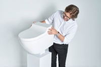 Das elegante und schlichte Design der AquaClean Dusch-WC Modelle stammt aus der Feder von Christoph Behling, bekannt als Chefdesigner des Schweizer Uhrenherstellers TAG Heuer.