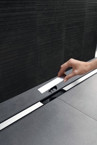 Auf der ISH 2015 präsentiert Geberit die neue Duschrinne CleanLine. Diese fügt sich problemlos in jede räumliche Situation ein und lässt sich besonders einfach reinigen. Bild: Geberit