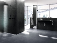 Die neue Duschrinne Geberit CleanLine80 ist in unterschiedlichen Oberflächen und Farbausprägungen verfügbar: schwarzchrom, champagner und ganz klassisch Edelstahl.