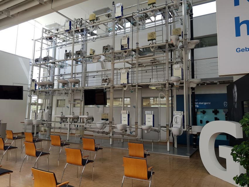 Der Abwasserturm im Geberit Informationszentrum in...