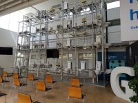 Der Abwasserturm im Geberit Informationszentrum in Pfullendorf: Zur Einhaltung der Abstandsregeln wurde die Bestuhlung deutlich reduziert.<br />Bilder: Geberit