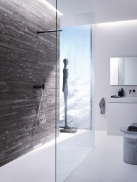 Von Grund auf elegant: Die Verlegung des Duschablaufs in die Wand ermöglicht es,  den Bodenbelag unterbrechungsfrei zu gestalten. <br /><br />Quelle: Geberit