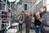 Praxisbezug im Studium: Gemeinsam mit dem Lehrpersonal haben Versorgungstechnik-Studenten der FH Bingen eine Trinkwasser-Versuchsanlage aufgebaut. 