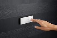 Kompakt und schlicht: Die Geberit Fernbetätigung Typ 70 wirkt leicht und scheint vor der Wand zu schweben. Mit ihrer glatten Oberfläche lädt sie zum Berühren ein. Bilder: Geberit