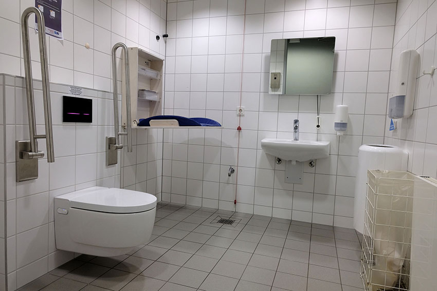 Im Sicherheitsbereich des Flughafens bietet der barrierefreie...