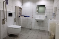 Im Sicherheitsbereich des Flughafens bietet der barrierefreie Sanitärraum viel Bewegungsfreiheit und erfüllt somit baulich als auch mit der verbauten Ausstattung die geforderte Norm. Als besonderes Highlight kommen Fluggäste hier in den Komfort des Dusch-WCs Geberit AquaClean Mera.  