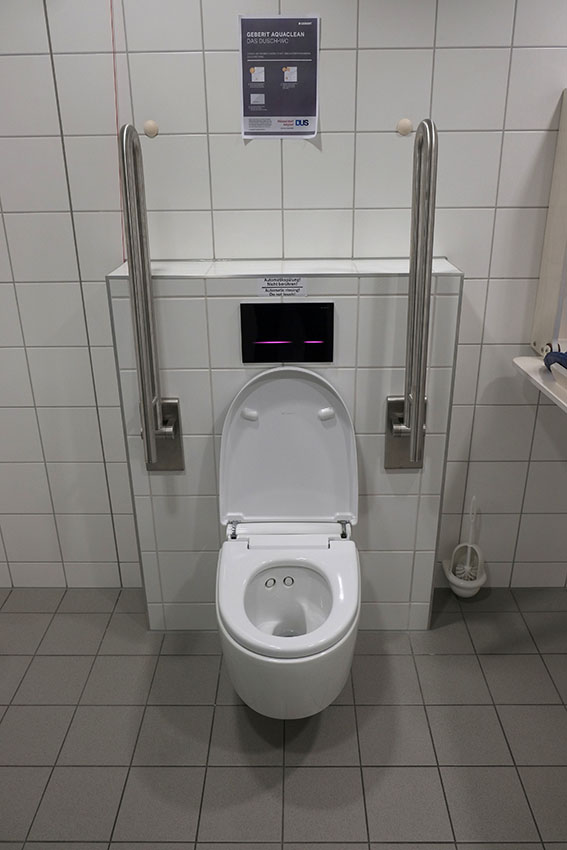 Das Dusch-WC Geberit AquaClean Mera ermöglicht die...