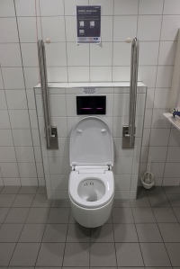 Das Dusch-WC Geberit AquaClean Mera ermöglicht die Intimreinigung mit Wasser. Die Dusch- und Föhnfunktion werden über die seitlich an der Keramik angebrachten Bedientasten gesteuert. Mit der eleganten Betätigungsplatte Sigma80 löst die WC-Spülung berührungslos aus. 
