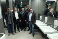 Eine gute Zusammenarbeit zwischen Flughafen, Installateur und Hersteller ist auch langfristig für den reibungslosen Betrieb der Sanitäranlagen wichtig. Dieses Team hat Erfahrung darin (von links): Alexander Wetzel vom Flughafen Düsseldorf, Axel Kohl von Geberit, Dirk Friedendorf, Obermonteur bei Hermann Gärtner GmbH, Patrick Gerber von Geberit sowie Christopher Drenkard, stellvertretender Geschäftsführer bei Hermann Gärtner GmbH.<br />Bilder: Geberit