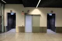Die sanierten und erweiterten Sanitäranlagen im Ankunftsbereich des Zentralgebäudes C werden künftig wieder von 3.000 bis 5.000 Personen täglich frequentiert.
