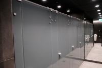 Die neue Sanitäranlage ist mit 75 Quadratmetern doppelt so groß wie vor dem Umbau und umfasst nun 24 Renova Tiefspül-WCs von Geberit mit Betätigungsplatte Sigma30, acht Urinale Selva sowie zwölf Geberit Waschtische Preciosa II mit der berührungslosen Armatur Brenta.