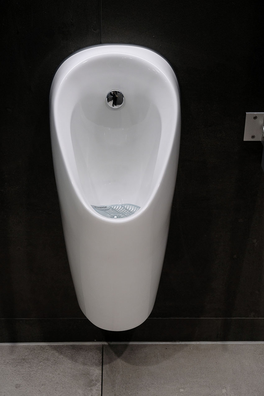 Das Urinal Geberit Selva ist nicht nur leicht zu montieren,...