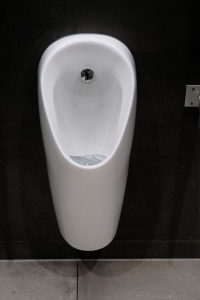 Das Urinal Geberit Selva ist nicht nur leicht zu montieren, sondern auch wartungsfreundlich: Die Steuerungseinheit befindet sich verdeckt im unteren Bereich der Keramik. Sie lässt sich einfach entnehmen und wieder einsetzen, ohne dass das Urinal dafür von der Wand genommen werden muss.