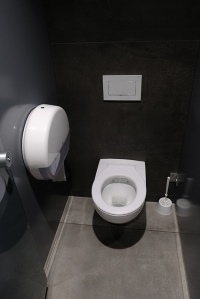 Die neuen spülrandlosen Renova Tiefspül-WCs von Geberit sind reinigungsfreundlich, da sie keine verdeckten Stellen haben – ideal für den Einsatz in den öffentlichen Sanitäranlagen im Flughafen. 