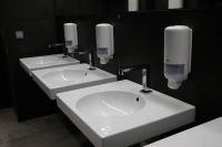 Die neuen Waschtische Geberit Preciosa II sind mit der KeraTect Spezialglasur versehen. Diese hat eine nahezu porenfreie sowie extrem glatte Oberfläche und kann einfach und effizient sauber gehalten werden. Die berührungslose Armatur Brenta trägt zur Hygiene beim Händewaschen in der stark frequentierten Sanitäranlage bei.