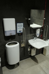 Der Waschtisch Vitalis von Geberit im barrierefreien Sanitärraum im öffentlich zugänglichen Ankunftsbereich des Zentralgebäudes C kann problemlos unterfahren werden.