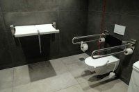 Mit seiner verlängerten Ausladung ist das Vitalis Wand-WC von Geberit für den barrierefreien Einsatz gedacht.  