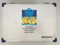 Mit dem Slogan „Geberit Installationssystem – Wie von einem anderen Stern“ präsentiert das Unternehmen das Vorwandsystem 1993 zur ISH. Die Software DLS ermöglicht dem Handwerker die einfache Planung und Kalkulation am PC. 
