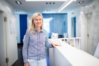 Einfach aber wirksam: In ihrer<br />Sprechstunde behandelt Dr. med. Andrea Dietrich verschiedene Hautprobleme mit technikgestützten Behandlungsmethoden. Für<br />einen gesunden Intimbereich rät<br />die Dermatologin zur Reinigung<br />mit klarem Wasser.