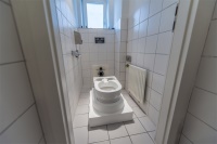 Gut präpariert: Dank Geberit WC-Montageelement ist alles für die Installation vorbereitet. Das Dusch-WC wird mit der unteren Hälfte der Verpackung zum Fixieren an das<br />Montageelement geschoben.