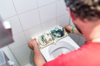 Gut zugänglich: Die<br />Funktionseinheit wird einfach<br />von oben in die Keramik eingesetzt und mit vier Schrauben fixiert. Im Servicefall kann sie ebenso leicht entnommen und ausgetauscht werden.