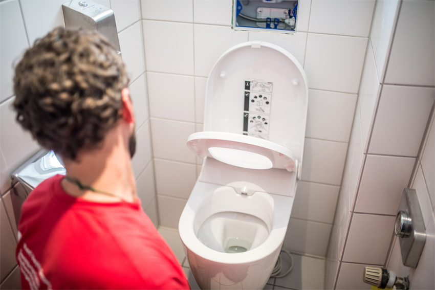 Nur ein Handgriff: In 90 °-Position werden WC-Deckel...