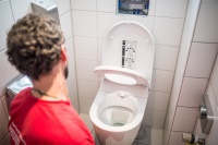 Nur ein Handgriff: In 90 °-<br />Position werden WC-Deckel und<br />–sitz einfach hinter der<br />Funktionseinheit aufgesteckt.