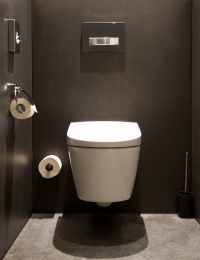 Dem Dusch-WC Geberit AquaClean Sela sieht man die integrierte Technik nicht an. Seine schlicht-elegante Form passt gut in das Designkonzept der Hotelzimmer. <br />Bilder: Geberit