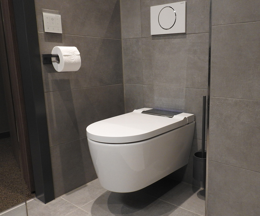 In zehn Hotelbädern ist das neue Dusch-WC Geberit AquaClean...