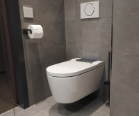 In zehn Hotelbädern ist das neue Dusch-WC Geberit AquaClean Sela eingebaut. Dank seinem puristisch-eleganten Design und der verdeckten Befestigung fällt es nicht als Dusch-WC auf. Die intelligente Technik ist unsichtbar in die Keramik integriert. Ebenso wie das AquaClean Mera wird auch dieses Modell per Wandbedienpanel bedient.  <br />Bilder: Geberit