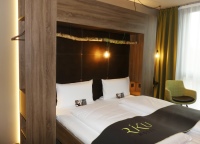 Ein Stück Natur im Hotelzimmer – Waldfarben und Echtholz sorgen im RiKu Hotel in Pfullendorf für ein behagliches Wohlfühlambiente. Bilder: Geberit
