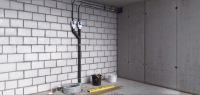 Mit der Geberit Hygienespülung Rapid können bereits befüllte, jedoch noch nicht genutzte Verbindungsleitungen zwischen Gebäudeteilen vor Verkeimung geschützt werden.
