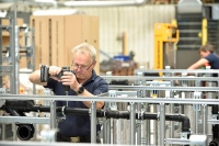 Im Geberit Produktionswerk Lichtenstein fügen Monteure mit industrieller Präzision Sanitärwände zusammen.