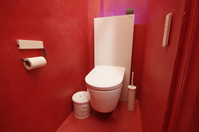 Das schlichte Dusch-WC AquaClean Sela von Geberit reinigt...