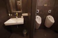 Der Waschtisch Smyle von Keramag und die berührungslosen Urinale Preda von Geberit sorgen für einen Kontrast zur Badeinrichtung im Shabby-Chic-Stil. <br />Bilder: Geberit