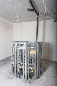 Highlight in den beiden neuen Sanitärräumen ist das Waschrondell, das aus dem Installationssystem Geberit GIS individuell angefertigt wurde. Es ist nach oben hin frei und integriert acht Waschplätze sowie eine Dusche im Inneren des Rondells. 