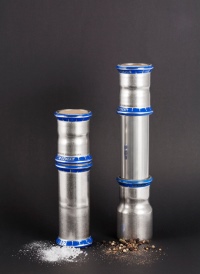 Geberit verlost Pfeffer- und Salzmühlensets aus Original-Mapress-Rohren. Als Hauptpreis gibt es das milliardste vergoldete Mapress Fitting zu gewinnen, weitere Preise sind praktische Baustellengadgets.<br />Bilder: GEBERIT 