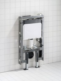 Fertig montiert: Der Tragrahmen des Sanitärmoduls ähnelt dem bewährten Geberit Duofix Montageelement und lässt sich mit nur wenigen Handgriffen fest am Baukörper verankern.