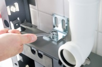 Einfach montiert: Um das Sanitärmodul optimal am Baukörper zu befestigen, kommen die bewährten Montagewinkel zum Einsatz.